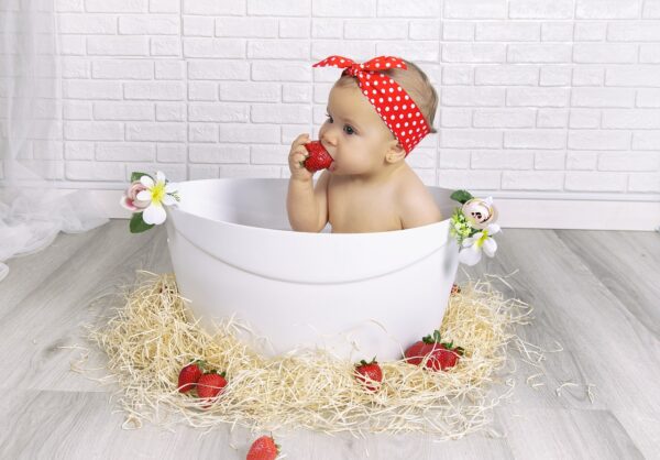 strawberries, girl, bebe-4110919.jpg